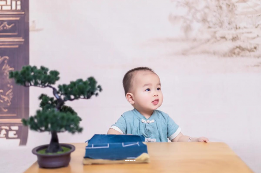 巴音郭楞怀孕肚子中间凹两边凸
